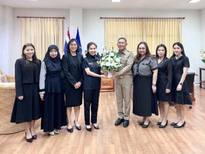 สำนักตรวจเงินแผ่นดินจังหวัดตราด                     มอบช่อดอกไม้แสดงความยินดีแด่                        นายพิริยะ ฉันทดิลก ผู้ว่าราชการจังหวัดตราด