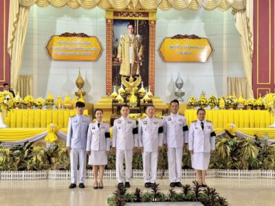 พิธีวางพุ่มดอกไม้ถวายบังคมเบื้องหน้าพระบรมฉายาลักษณ์ พระบาทสมเด็จพระบรมชนกาธิเบศรมหาภูมิพลอดุลยเดชมหาราช บรมนาถบพิตร        วันชาติ และวันพ่อแห่งชาติ